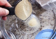 Làm nóng lò nướng ở 180 độ C. Lót giấy nến vào khuôn bánh. Cho trứng gà, dầu ăn, mứt cam, nước cam, đường, nước ép cam vào tô, dùng phới đánh đều cho đến khi đường và mứt cam tan hoàn toàn. Trộn đều bột mì, bột nổi, rây mịn. Thêm dừa cắt nhỏ vào trộn đều. Trút hỗn hợp vột vào phần trứng, cam cho đến khi mọi thứ hòa quyện, mịn đều.
