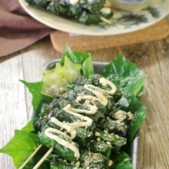Vậy là món bò nướng lá lốt đã hoàn thành, bạn có thể ăn kèm với bánh tráng cuốn cùng bún tươi và rau sống rất ngon, chấm thêm nước mắm nêm chua chua cay cay rất hấp dẫn. Đặc biệt khi ăn kèm với sốt phô mai Con bò cười béo béo càng hợp vị hơn. Cách làm bò lá lốt cũng không quá khó, chị em có thể tự làm ở nhà, vừa ngon vừa hợp vệ sinh hơn ngoài hàng nha. Nhanh tay lưu ngay công thức lại nhé.