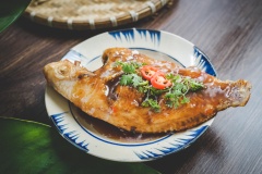 Cá diêu hồng sốt me ăn cùng với cơm trắng là thích hợp nhất. Cái giòn tan của cá chiên quyện cùng sốt me chua chua, ngọt ngọt làm mất đi mùi tanh của cá mà lại kích thích vị giác. Có thể nói đây là công thức ngon, nhanh, đơn giản dành cho những bạn không có nhiều thời gian chuẩn bị cơm gia đình. Món này cũng hợp làm đồ nhắm cho đấng mày râu vào dịp cuối tuần nữa đấy.