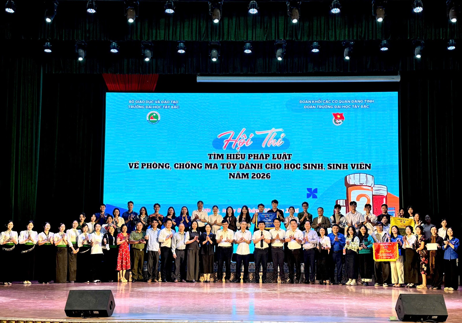 Đại biểu chụp ảnh lưu niệm