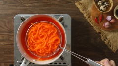 Trụng bún: Đun sôi nồi nước, cho vào 1/2 muỗng cà phê bột màu gạch tôm và 1 muỗng canh dầu điều. Cho bún vào trụng sơ 2 phút thì vớt ra.