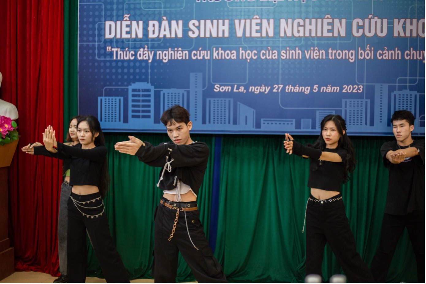 Đoàn Thanh niên - Hội Sinh viên Trường Đại học Tây Bắc tổ chức Diễn đàn sinh viên nghiên cứu khoa học với chủ đề "Thúc đẩy nghiên cứu khoa học của sinh viên trong bối cảnh chuyển đổi số"