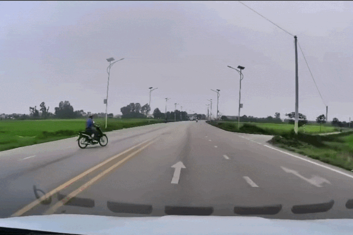 Vụ xe máy sang đường bị ô tô húc ngã xuống ruộng: Lỗi tại ai? - Báo Tiền Phong