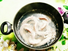 Chà xát lòng non heo với 1 muỗng canh giấm và 1 muỗng canh muối, rửa lại vài lần với nước cho thật sạch mùi hôi. Đun sôi nồi nước, cho lòng non heo vào luộc tới khi lòng vừa chín thì vớt ra ngay, cho vào tô nước ngâm cho nguội bớt và lòng sẽ được trắng hơn. Tiếp đến, vớt lòng non heo ra để ráo nước rồi đem thái khúc ngắn vừa ăn.