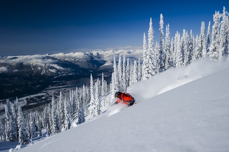 Esquiador en powder profundo con snow ghosts