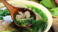 Múc canh ra tô, ăn cùng cơm nóng. Canh thơm đặc trưng mùi cua đồng có thêm chút mắm tôm, những tảng riêu cua béo bùi cộng với rau xanh ngọt mát, bữa trưa hè nóng bức mà có tô canh như thế này trong mâm cơm thì quá tuyệt vời đúng không.