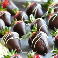 Khi lớp chocolate đã đông lại bạn bắt đầu trang trí. Cho chocolate trắng đã đun chảy vào túi bắt kem, phun những đường zic zac hoặc theo những hình bạn muốn.