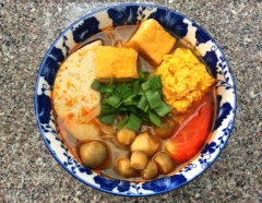 Sau cùng cho bún vào tô rồi chan nước dùng, múc riêu đậu hủ cho vào cùng ngò gai cắt nhỏ. Khi ăn kèm theo bắp chuối, rau muống, rau thơm và chanh ớt.