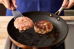 Cách làm nhân bánh hamburger: Trong một chiếc bát, cho thịt heo xay, gừng thái nhỏ, phần nước sốt tương đen còn lại, thêm 1/2 muỗng cà phê muối và hạt tiêu vào trộn đều. Chia hỗn hợp thịt thành 2 phần bằng nhau có độ dày khoảng 1,25cm. Để riêng ra đĩa. Đun nóng chảo cùng chút dầu olive, cho thịt heo đã viên vào chiên mỗi mặt khoảng 3 - 5 phút hoặc cho đến khi thịt chín, sém cạnh. Gắp ra đĩa, dùng giấy bạc bọc lại để thịt nóng.