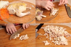 Thịt gà mua về rửa sạch. Bắc nồi nước lên bếp, cho gà vào luộc chín. Sau đó vớt gà ra, cắt nhỏ.