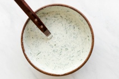 Rót sốt hạt điều ra lọ thủy tinh để bảo quản nhé. Khi cần dùng salad, pasta hoặc chấm bánh mì... bạn chỉ cần lấy ra, nêm nếm thêm gia vị cho vừa miệng và sử dụng thôi nè.