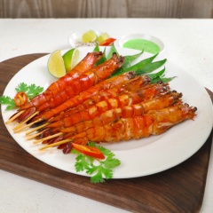 Cho tôm ra đĩa, dùng kèm với rau răm, chấm muối tiêu chanh hoặc muối ớt xanh đều ngon. Một chút cay nồng của ớt, một chút dai, ngon ngọt của thịt tôm cùng với vị mặn đậm đà của muối sẽ khiến cho bạn càng ăn càng mê.