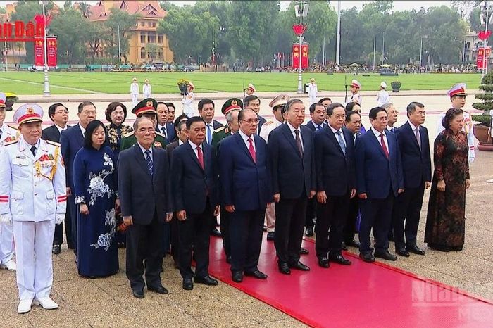 [Video] Lãnh đạo Đảng, Nhà nước vào Lăng viếng Chủ tịch Hồ Chí Minh - Báo Nhân Dân