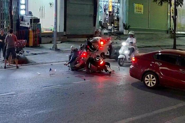 Lạng lách tránh ô tô, người đi xe máy lấn làn, gây tai nạn - Báo Xây Dựng