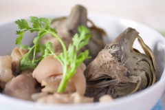 Múc canh ra tô, trang trí thêm ít ngò rí cho đẹp mắt, rắc thêm ít tiêu là có thể dùng. Đây là món canh cực mát và bỗ dưỡng thích hợp tẩm bổ cho người bệnh.