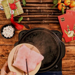Đầu tiên, 300gr da heo sơ chế sạch, rồi cho vào nồi nước sôi luộc trong vòng 15 phút cho da chín thì vớt ra thau nước lạnh để giữ được độ trắng và giòn của da heo. Sau đó cắt da heo thành sợi ngang 0.5 cm.