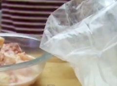 Cho bột mì và bột bắp vào chung một cái túi nylon, trộn đều. Vớt thịt gà ra, để ráo sữa rồi cho vào túi bột lắc đều. Lắc cho đến khi bột phủ kín thịt.
