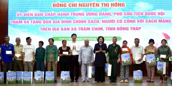 Vizepräsidentin der Nationalversammlung Nguyễn Thị Hóng besucht und überreacht Geschenke an Familien von Kriegsveteranen in Đồng Tháp und Cần Thơ