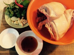 Lườn vịt mua ở siêu thị, lột da, rửa sạch với rượu hoặc gừng để giảm bớt mùi tanh và hôi của vịt.