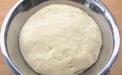 Làm bột bánh tiêu: Trộn đều 500g bột mì với 1 muỗng cà phê muối, 5g men nở và 1 ống vani trong 1 tô lớn. Cho men đã hòa tan và 15ml dầu ăn vào hỗn hợp bột rồi nhào thật đều. Bọc màng thực phẩm lại, đem ủ bột bánh tiêu khoảng 1 tiếng đồng hồ cho bột bánh nở gấp đôi là được.