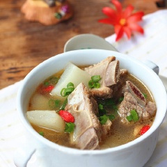 Nếu phải loay hoay tìm một món canh vừa ngon lại vừa có ích thích cho sức khỏe thì hãy bỏ túi ngay món canh sườn heo nấu củ cải trắng giàu dinh dưỡng này nhé! Đảm bảo đơn giản lại ngon miệng cho bữa cơm gia đình bạn.