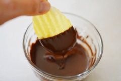 Chocolate bẻ hoặc bào nhỏ, cho chocolate vào lò vi sóng đun chảy hoặc hấp cách thủy cho tan chảy. Trộn chocolate tan chảy cùng 1 ít dầu. Nhúng snack khoai tây vào chocolate rồi nhanh chóng rắc cốm đủ màu lên, xếp bánh lên giấy nến và để nơi mát mẻ.