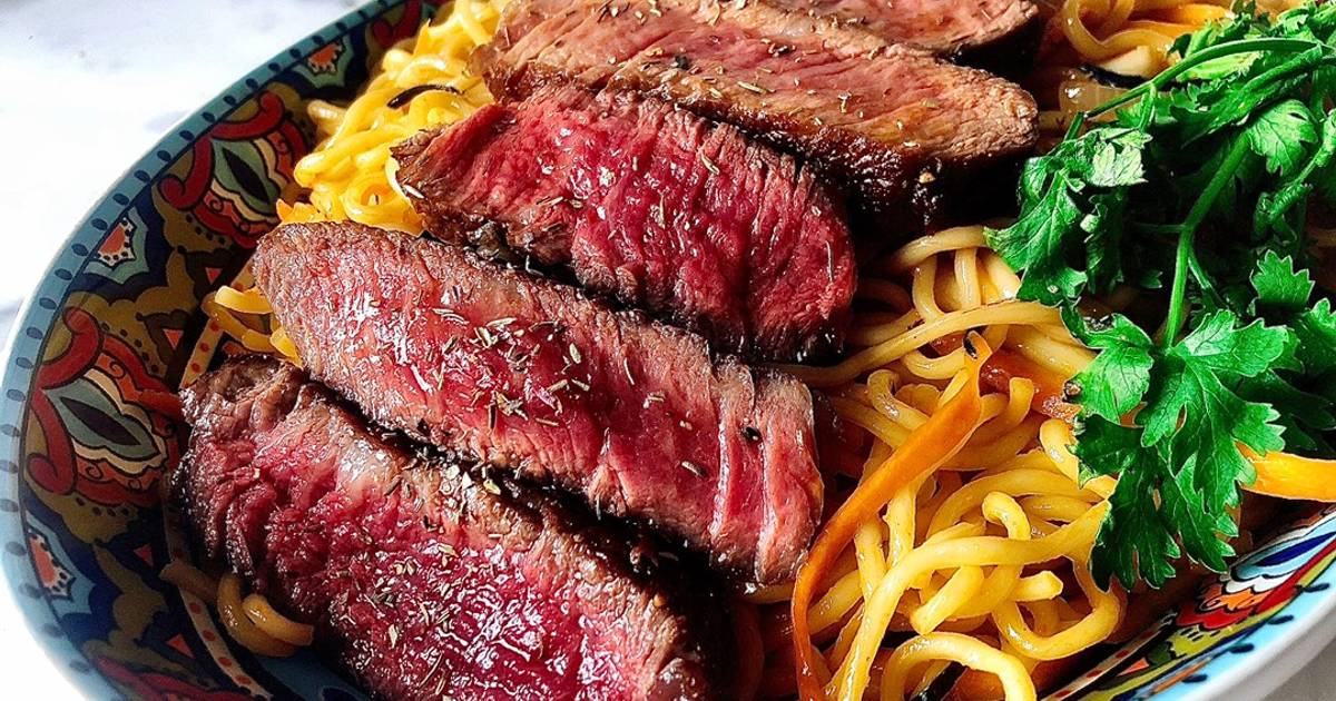 Mì Xào Bò Nấm- Sốt Trứng Muối Cay (Salted Egg Spicy Noodle With Steak and Mushroom)