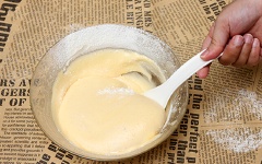Tiếp theo, rây 80gr bột mì, 80gr đường trắng vào, trộn đều.