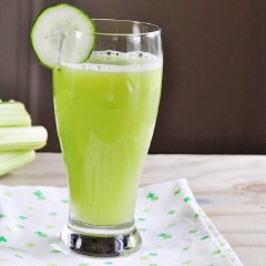 Cho nước ép trái cây ra ly, thêm vài viên đá nhỏ vào và tha hồ thưởng thức. Cách làm nước ép trái cây đơn giản, chỉ cần bỏ ra 20 phút là bạn đã hoàn tất rồi. Những ngày nóng bức thế này được thưởng thức 1 ly nước ép trái cây thì còn gì bằng đúng không nào?