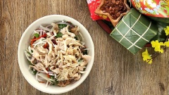 Rau sau khi trộn bạn cho gà đã ướp gia vị vào nhé. Dùng găng tay trộn tất cả lại thật đều, nêm nếm lại cho vừa khẩu vị là đã hoàn thành. Bạn có thể dùng hành tím cắt múi cau tạo hình hoa sen rồi xếp gỏi vào nhé!