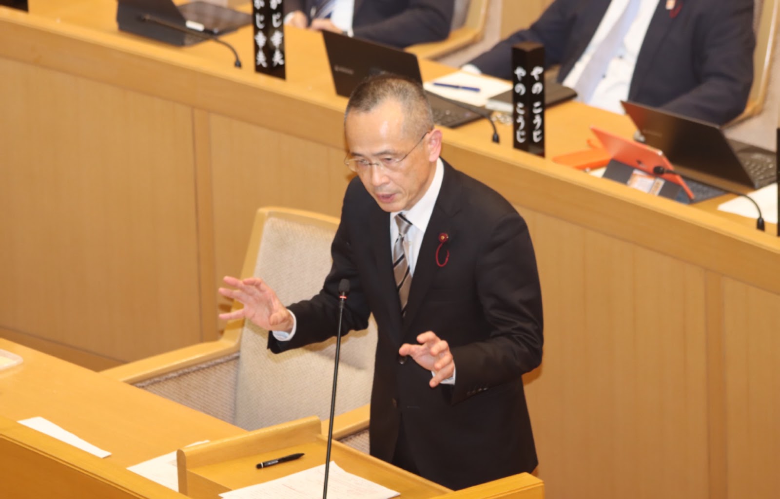 神戸市会の議場で質問する堂下豊史