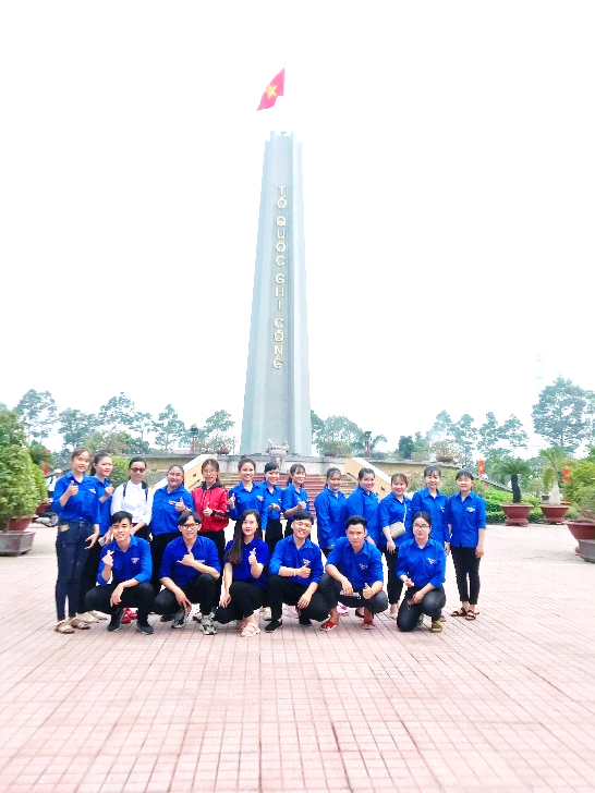Đoàn viên thanh niên ra quân dọn dẹp nghĩa trang
