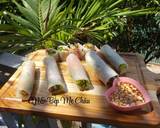 Giờ chỉ việc nhúng ướt bánh tráng, cho mỗi thứ 1 ít rồi cuốn lại.