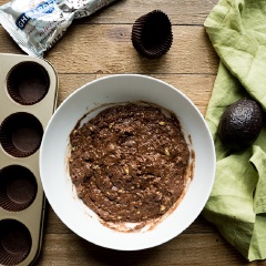 Tiếp theo, bạn cho nước cốt dừa, tinh chất vani vào đánh đều, cho bột bánh bông lan chocolate pha sẵn vào, dùng cây đánh bột hoặc phới lồng trộn đều cho đến khi hỗn hợp hòa quyện.