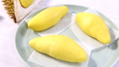 Nấu sôi nước, cho bánh vào xửng hấp 10 phút. Trong khi hấp không nên mở nắp sẽ làm bánh xẹp. Thời gian hấp tùy thuộc vào kích cỡ bánh, nếu hấp quá lâu, nhân sẽ đặc lại nhìn không đẹp mắt.