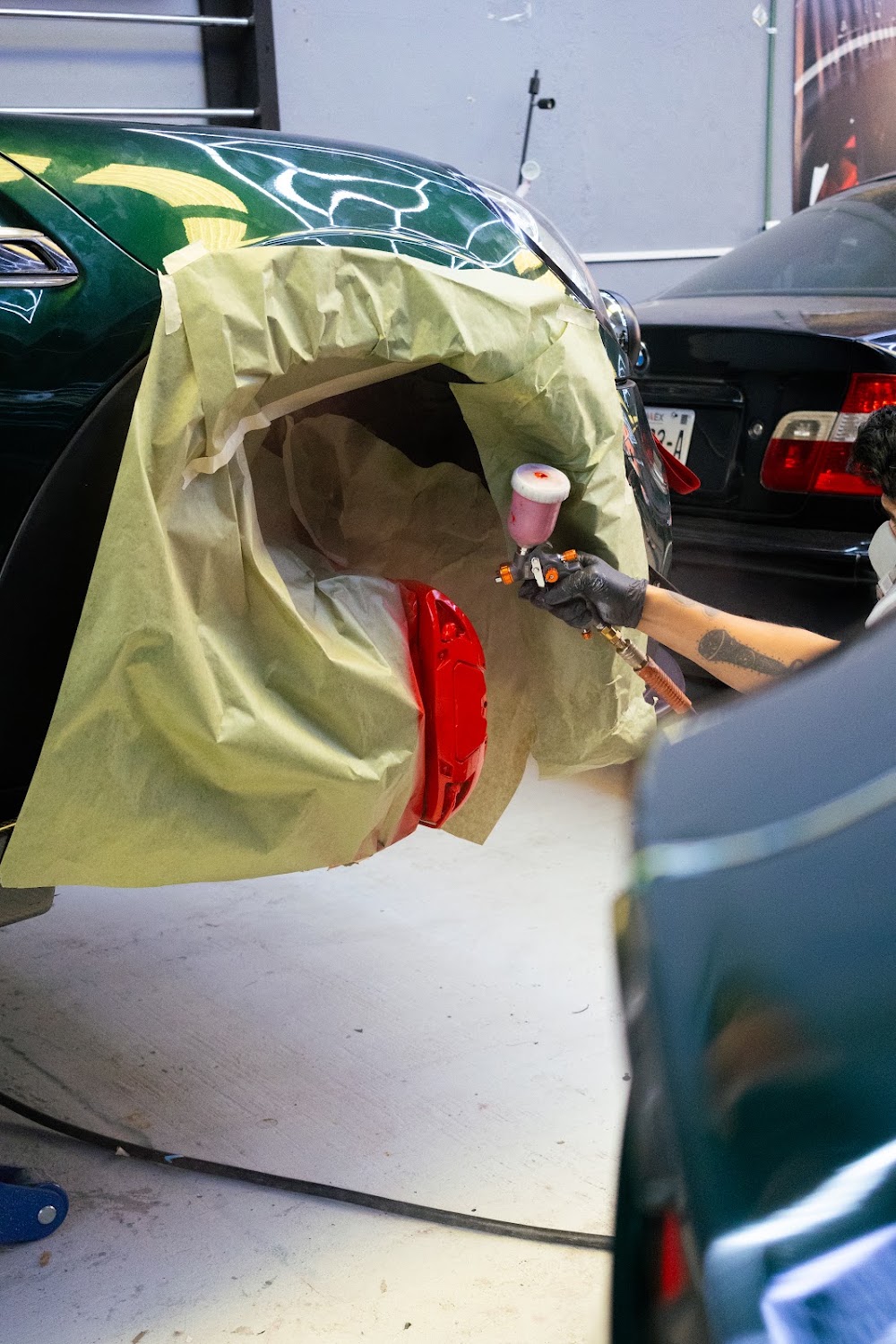 Equipo Hydrographarts trabajando en el taller 21 — taller de car wrap, PPF y detailing Hydrographarts en Estado de México