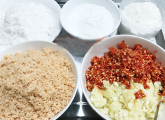 Trước tiên cho 300g muối hột, 150g đường, 75g bột ngọt cho vào cối xay nhuyễn mịn. Tôm khô ngâm mềm, xay nhuyễn. Tỏi lột bỏ vỏ.