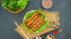 Chuẩn bị thêm ít rau sống, pha thêm 1 chén nước mắm tỏi ớt chua ngọt rồi ăn cùng với chả giò thôi nào. Với cách làm mới mẻ này, chả giò của bạn sẽ có hình những que dài lạ mắt, chả giò giòn rụm ăn rất là dễ ghiền. Nếu muốn đổi mới cho món chả giò quen thuộc trong mâm cỗ gia đình thì hãy thử làm chả giò que xem sao bạn nhé!