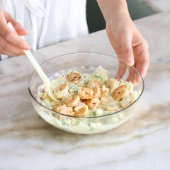 Trong tô lớn trộn đều hỗn hợp sốt trộn salad gồm: 8 muỗng canh sốt mayonnaise, 1 muỗng canh mù tạt, 2 muỗng canh nước cốt chanh, 1/8 muỗng cà phê muối, 1 muỗng cà phê đường và 1/8 muỗng cà phê tiêu. Sau đó cho các nguyên liệu gồm: trái bơ, hành tây, cần tây và ngò tây vào trộn đều. Cuối cùng thêm tôm vào đảo đều.