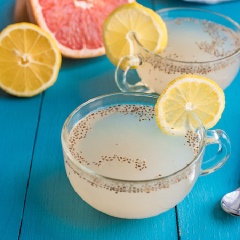 Đợi 15-20 phút cho hạt chia nở hết là có thể dùng được rồi. Cho nước chanh bưởi ra ly, bạn có thể dùng ấm hay nguội đều được, như vậy sẽ tốt cho sức khỏe hơn là khi dùng lạnh.