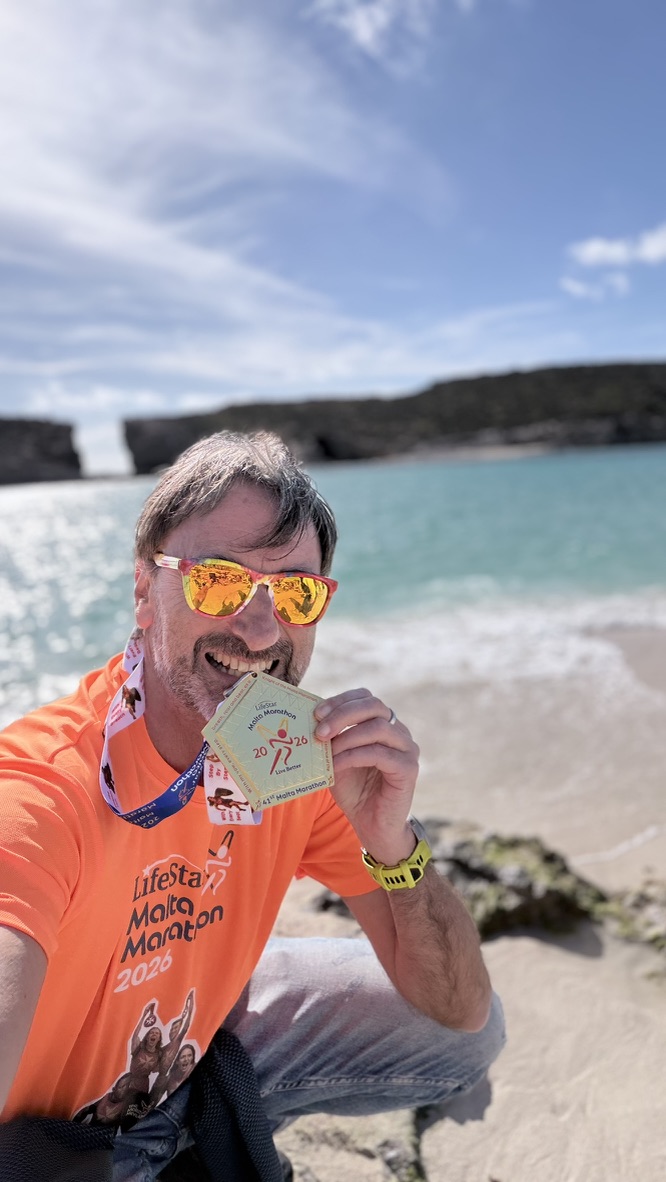 Suso mordiendo la medalla en Comino