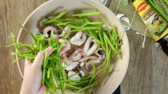Thêm rau muống vào chảo, lúc này bạn nêm 1 muỗng canh dầu hào để món rau muống xào thêm óng ánh và dậy vị hơn. Cuối cùng đảo đều lên rồi tắt bếp.