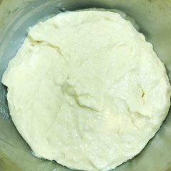 Thêm đường nâu, nước cốt dừa, thịt sầu riêng đánh nhuyễn, dừa nạo (nếu dùng) vào và đánh chung với bột đến khi tạo thành một hỗn hợp đặc.