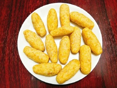 Múc từng hỗn hợp khoai vừa trộn và nặn thành hình cái kén (hoặc hình tròn tùy theo ý thích), lăn khoai qua bát bột năng để khoai bám đều 1 lớp mỏng bột là được, cứ như vậy bạn làm cho hết nguyên liệu.