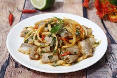 Lòng non sốt chua cay với những miếng lòng heo non chín giòn sần sật, dai dai, ngấm vị cay cay, béo béo, đậm đà, hấp dẫn. Món này không chỉ ngon cơm mà còn làm mồi nhấm bia rượu rất tuyệt.