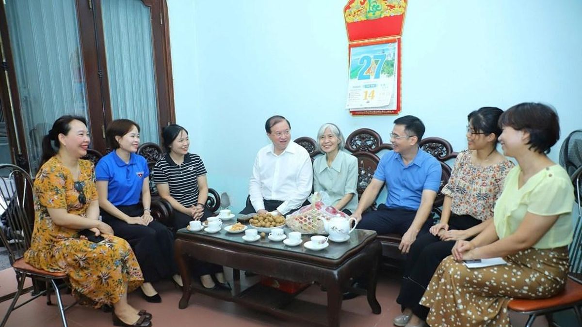 Lãnh đạo Bộ VHTTDL thăm và tri ân gia đình liệt sĩ - Báo Văn hóa