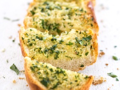 Bánh nướng xong cắt miếng vừa ăn nhé. Bánh mì nướng bơ tỏi siêu ngon là món ăn đơn giản và nhanh gọn, chỉ cần thời gian tích tắc là bạn có thể hoàn thành nhiều mẻ bánh rồi nhé! Món này thích hợp dùng ăn sáng cho các mẹ bận rộn.