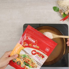 GNêm vào nồi nước 1 muỗng canh nước mắm, 50ml nước cốt me, 1.5 muỗng canh đường, 2 muỗng canh gia vị nêm heo VEDAN.