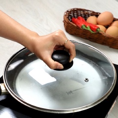 Bắt lên bếp chảo chống dính, làm nóng chảo ( để lửa vừa) rồi phết lên 1 lớp dầu ăn mỏng, múc 1 vá bột đổ vào, lắc chảo để bột dàn đều, rồi đậy nắp lại 30 giây để bánh chín. Tiếp đó, cho 1 vá trứng vào dàn đều trên mặt bánh, rồi đậy nắp thêm 30 giây nữa.