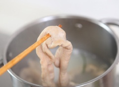 Rửa sạch lòng non với muối và giấm. Sau đó chần vào nồi nước sôi, thêm vào nồi gừng, hành lá, 1 muỗng cà phê muối và 15ml rượu. Đun đến khi dùng đũa xiên qua được lòng non thì vớt ra để ráo nước.